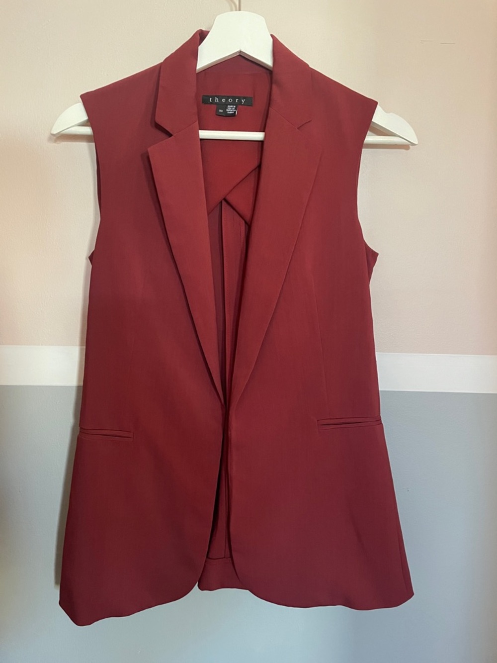 Excellent Condition (NEW)Theory Sleeveless Blazer Vest in Burgundy